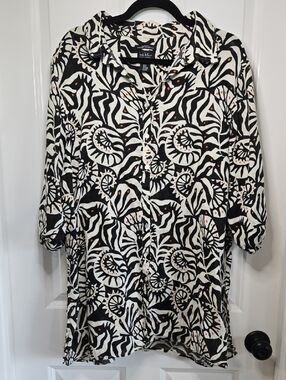 Nicole Miller New York 2X Linen button-up featuring black white abstract print